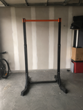 Athlète Tactical Fitness sur barre de traction pliable
